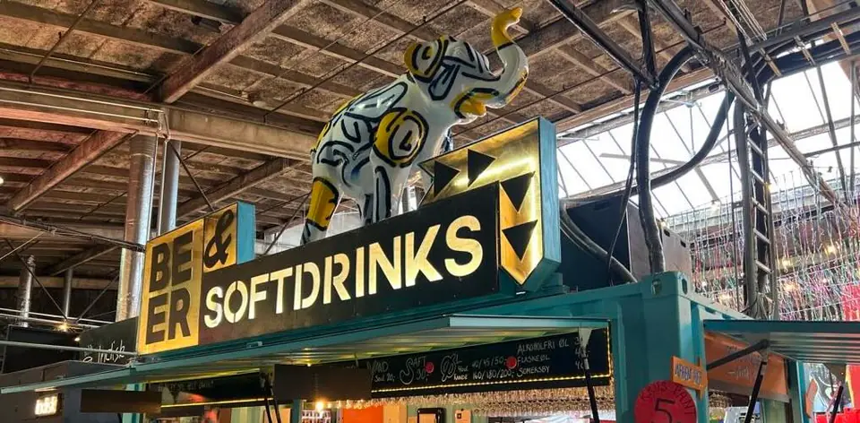 Baren med øl og sodavand i hallen