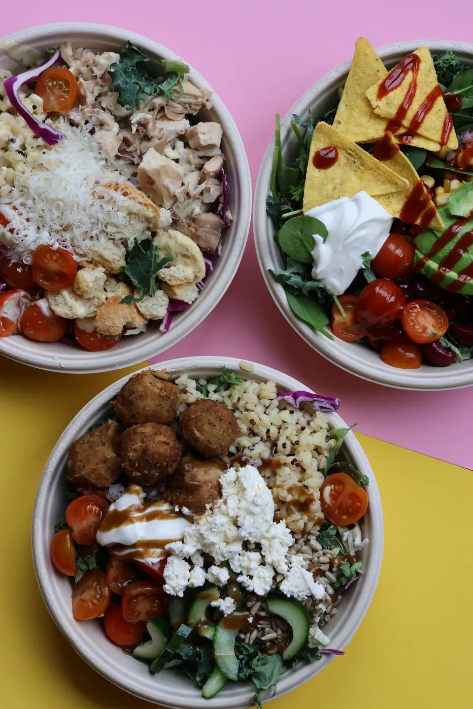 Tre salatbowls med falafel, kylling og nachos