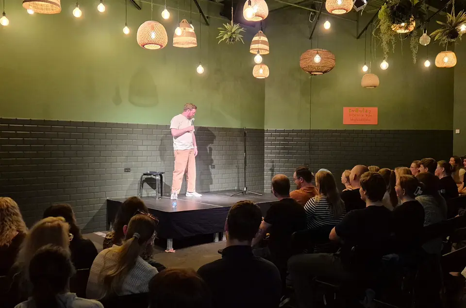 Stand-up i Grøn Stue for et fyldt publikum