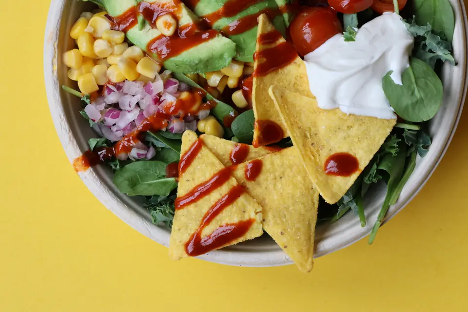 Bowl med nachos, avocado og creme fraiche
