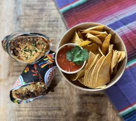 Kylling Burrito Combo with Nachos & Salsa