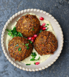 3 falafler with hummus and green tahini