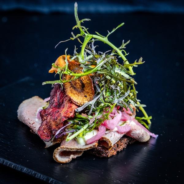Open-faced sandwich with roastbeef